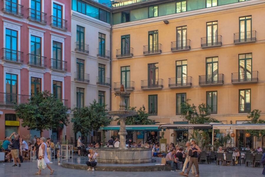 Private walking tour: Cathedral, Alcazaba and Roman Theatre - What the private format adds