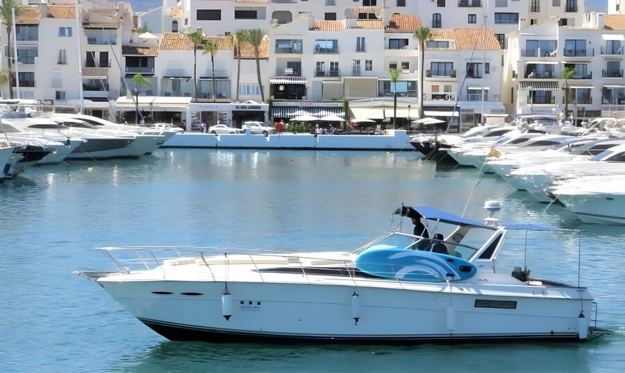 PUERTO BANUS: YACHT RENTAL FOR GROUP 2H - What the crew adds to the experience