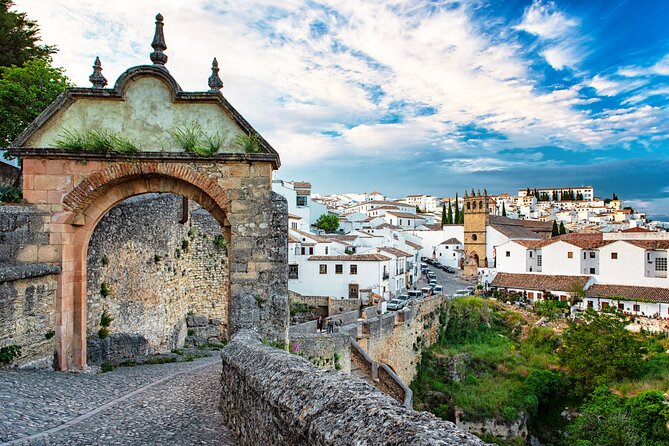 Ronda Self-Guided Audio Tour with Andalucia Travel Expert - Start among the trees at Alameda del Tajo