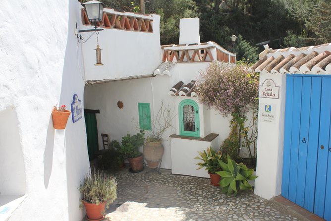 Semi-private Tour to Frigiliana and The Lost Village with lunch included - Who should book this experience