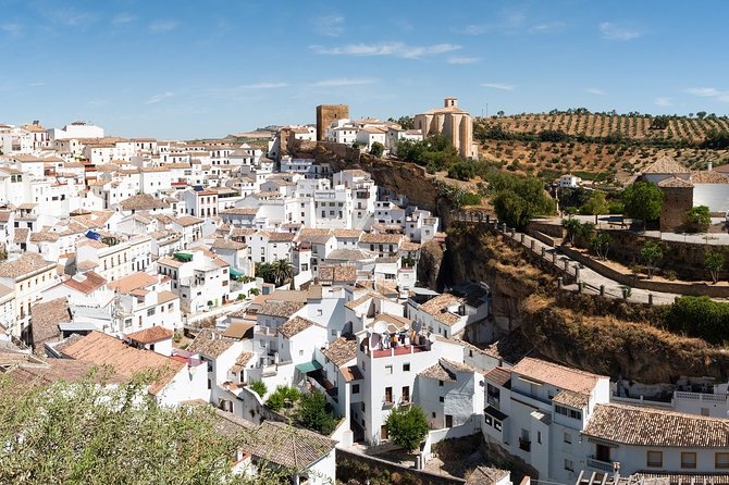 Sensational Setenil by e-bike (full day) - Entering Setenil beneath the rock