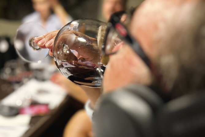 Sensory Tasting to Discover Wine with the 5 Senses - A small group makes the tasting more personal