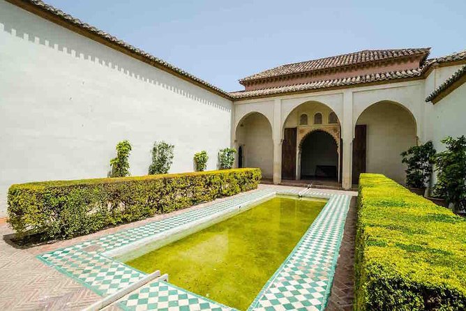 Skip the Line: Private Alcazaba & Gibralfaro with Nasrid Palaces - Through the Puerta de la Bóveda and Puerta de las Columnas