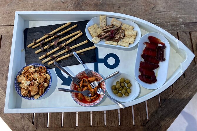 Sunset Boattrip + Tapa + Cava - The crew sets the tone