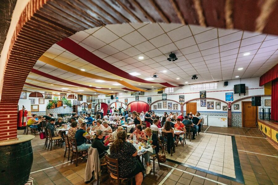 Torremolinos: Flamenco Show with Dinner and Drinks - The first hour: dinner with Andalusian music