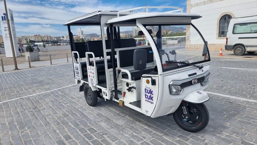 Tour TukTuk Málaga - Starting beside La Farola