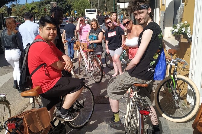 Vintage Style Bike Rental in Malaga - What the basket, bag, and padlock add