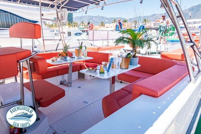 Walk and dolphin watching in Fuengirola + 1 drink - The skipper’s explanation and the included drink